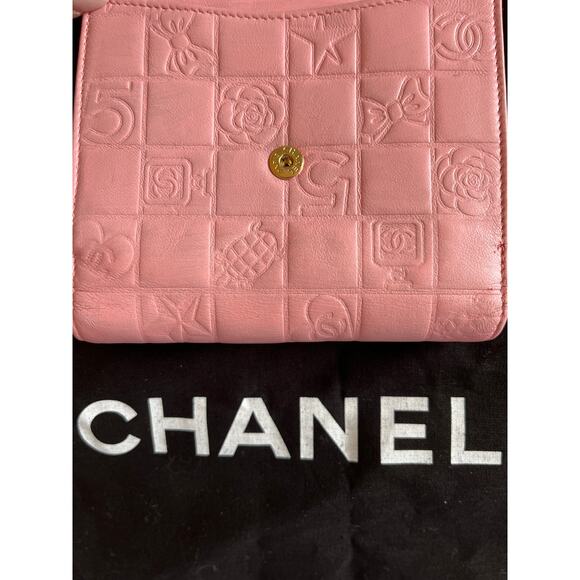 CHANEL Pink Lambskin Leather Icons Wallet- AUTHENTICATED - Picture 3 of 8